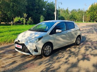 2019 Toyota Vitz III (XP130) Рестайлинг, белый, 950000 рублей, вид 2