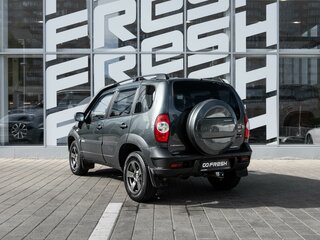 2018 Chevrolet Niva I Рестайлинг, зелёный, 900000 рублей, вид 2