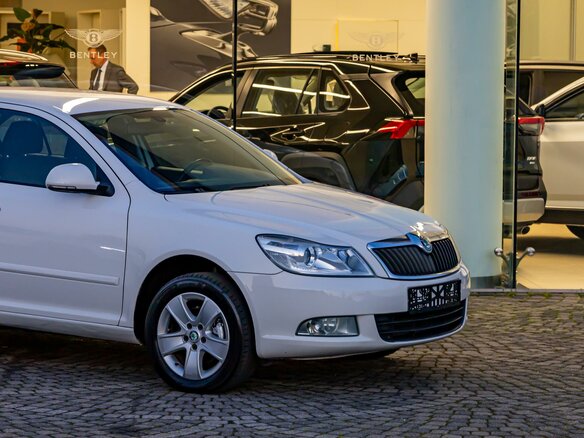 2011 Skoda Octavia DSG7 II (A5) Рестайлинг, белый - вид 6