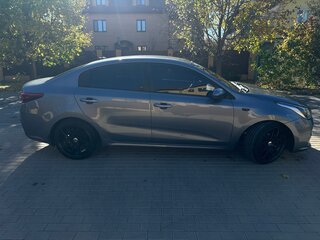 2017 Kia Rio IV, серебристый, 1450000 рублей, вид 4