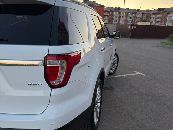 2016 Ford Explorer V Рестайлинг, белый, 2700000 рублей - вид 19