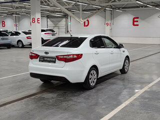 2012 Kia Rio 5-speed III, белый, 700000 рублей, вид 5