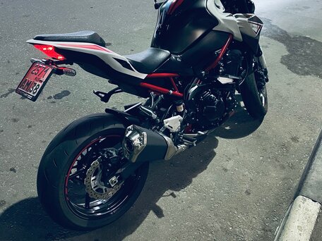 2022 Kawasaki Z 900, серебристый, 975000 рублей, вид 1