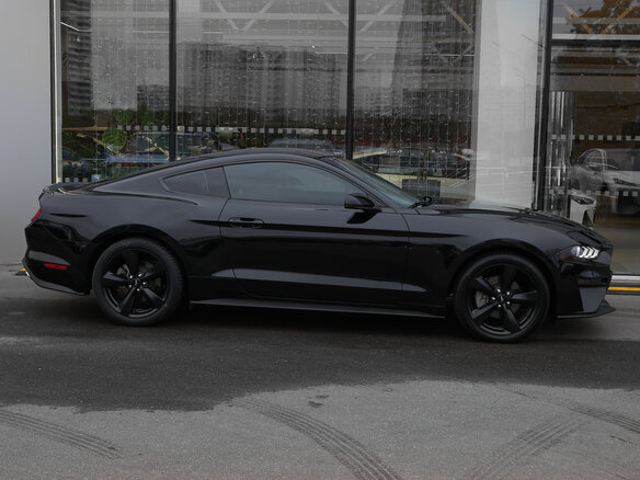 2022 Ford Mustang VI Рестайлинг, чёрный, 3750000 рублей - вид 3