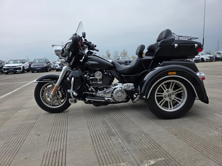 2017 Harley-Davidson Tri Glide, чёрный, 2799000 рублей, вид 2