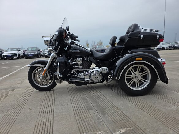 2017 Harley-Davidson Tri Glide, чёрный, 2799000 рублей - вид 2