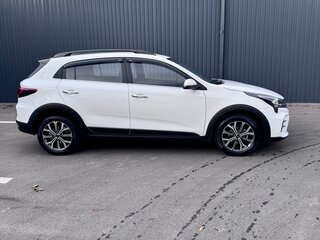 2021 Kia Rio X IV Рестайлинг, белый, 1820000 рублей, вид 4