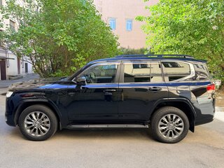 2021 Toyota Land Cruiser 300 Series, чёрный, 8850000 рублей, вид 4