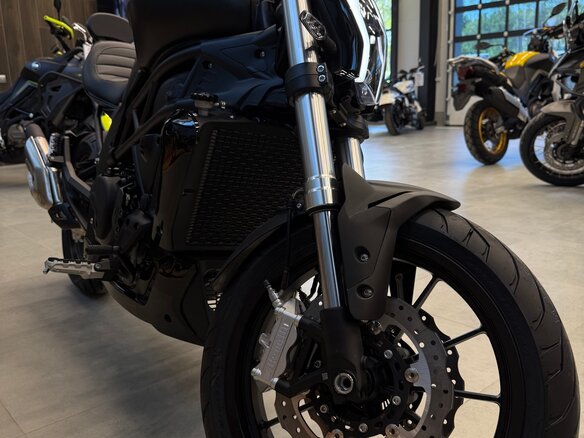 2026 Benelli 502 C, чёрный, 599000 рублей - вид 3