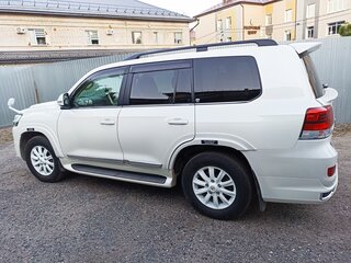 2017 Toyota Land Cruiser 200 Series Рестайлинг 2, белый, 7990000 рублей, вид 3