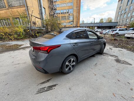 2017 Hyundai Solaris II, серый, 850000 рублей, вид 5