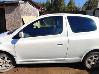 2002 Toyota Vitz I (P10), белый, 230000 рублей, вид 3