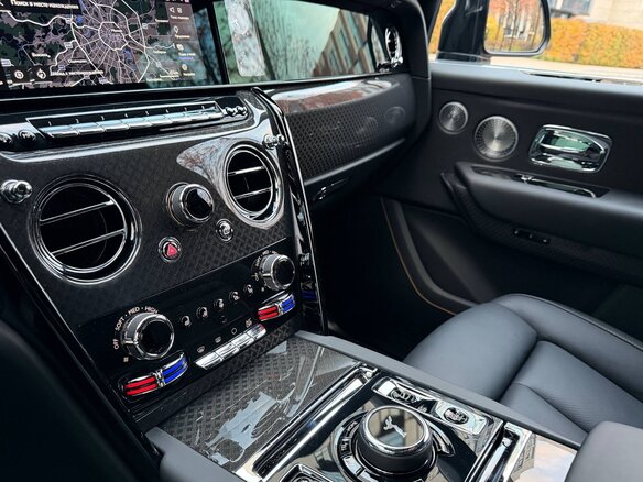 2026 Rolls-Royce Cullinan Black Badge I Рестайлинг (Series II), чёрный, 59850000 рублей - вид 23