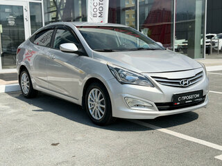 2014 Hyundai Solaris I Рестайлинг, серебристый, 900000 рублей, вид 3