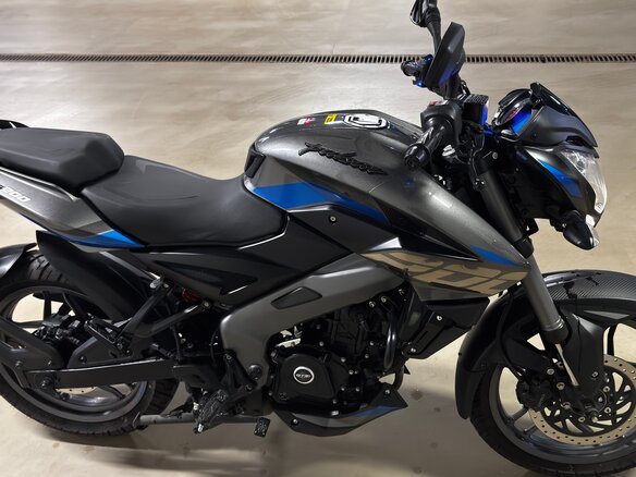 2024 Bajaj Pulsar NS 200, серый, 200000 рублей - вид 4