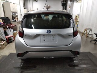 2023 Toyota Aqua II, серебристый, 1045000 рублей, вид 4