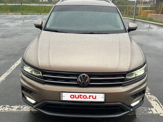 2018 Volkswagen Tiguan II, золотистый, 2800000 рублей, вид 3