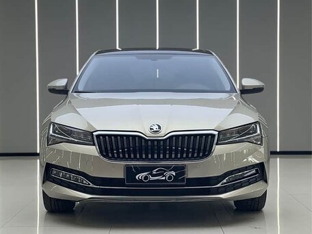 2022 Skoda Superb III Рестайлинг, коричневый, 1822000 рублей, вид 2