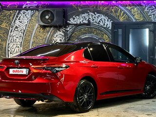 2021 Toyota Camry VIII (XV70) Рестайлинг, красный, 3185000 рублей, вид 3