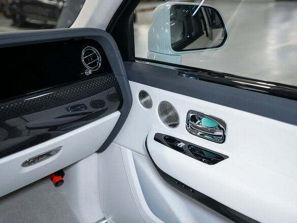 2025 Rolls-Royce Cullinan Black Badge I Рестайлинг (Series II), белый, 64500000 рублей - вид 31
