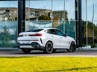 2022 BMW X6 30d III (G06), белый, 8350000 рублей, вид 2