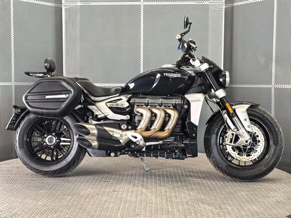 2022 Triumph Rocket III, чёрный, 1999000 рублей