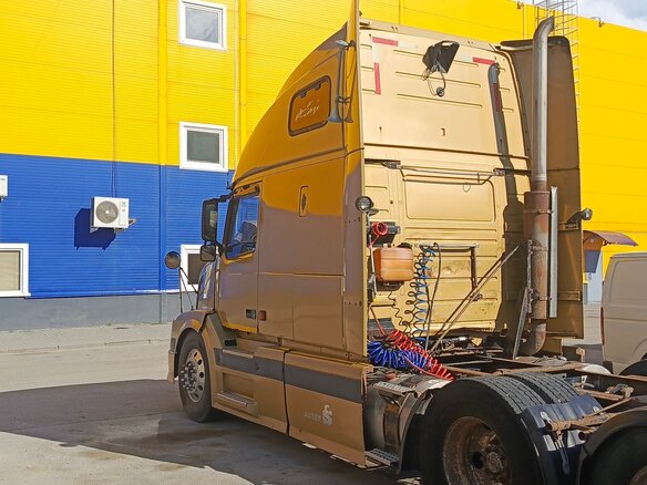 2005 Volvo VNL, золотистый, 1700000 рублей - вид 3