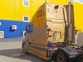 2005 Volvo VNL, золотистый, 1700000 рублей - вид 3