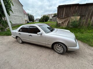 1996 Mercedes-Benz E-Класс 200 II (W210, S210), серебристый, 230000 рублей, вид 3