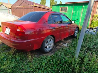 2001 Mitsubishi Mirage V, красный, 400000 рублей, вид 3