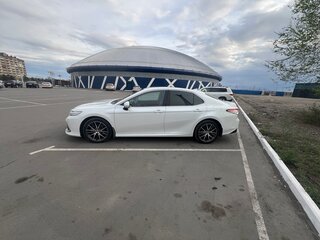 2021 Toyota Camry VIII (XV70) Рестайлинг, белый, 3100000 рублей, вид 4