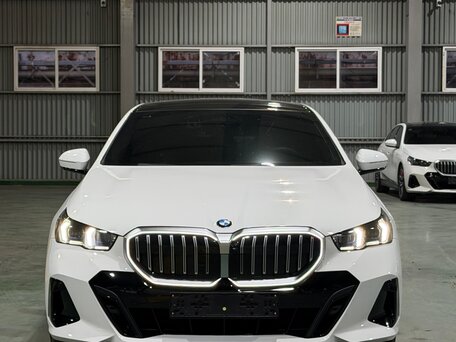2024 BMW 5 серии 523d VIII (G60/G61/G68), белый, 6750000 рублей, вид 3