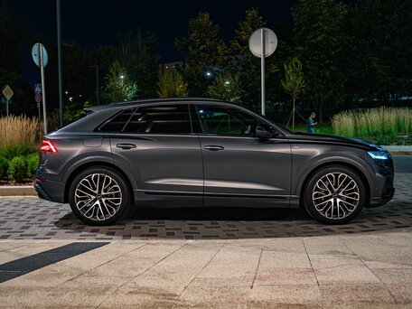 2020 Audi Q8 55 TFSI I (4M), серый, 8300000 рублей, вид 4