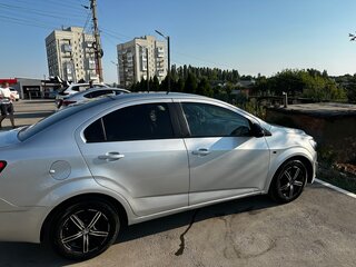 2013 Chevrolet Aveo II, серебристый, 580000 рублей, вид 3