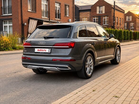 2021 Audi Q7 45 TFSI II (4M) Рестайлинг, серый, 5490000 рублей - вид 4