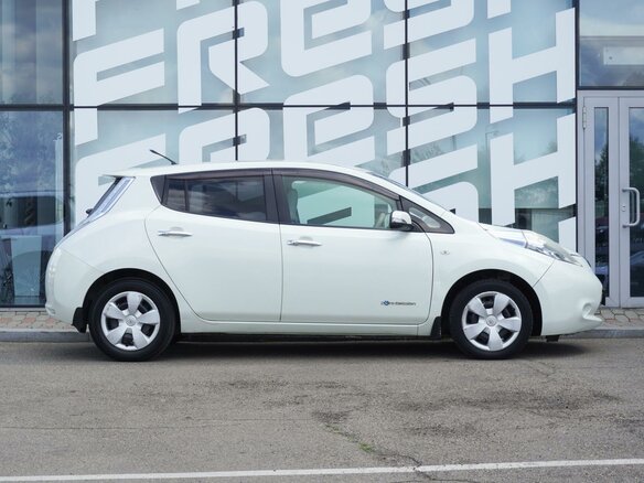 2011 Nissan Leaf (EM61) I (ZE0/AZE0), белый, 570000 рублей - вид 4