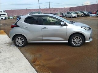 2023 Toyota Yaris IV, серебристый, 1085000 рублей, вид 5