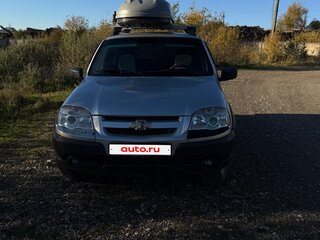 2012 Chevrolet Niva I Рестайлинг, серебристый, 490000 рублей, вид 2