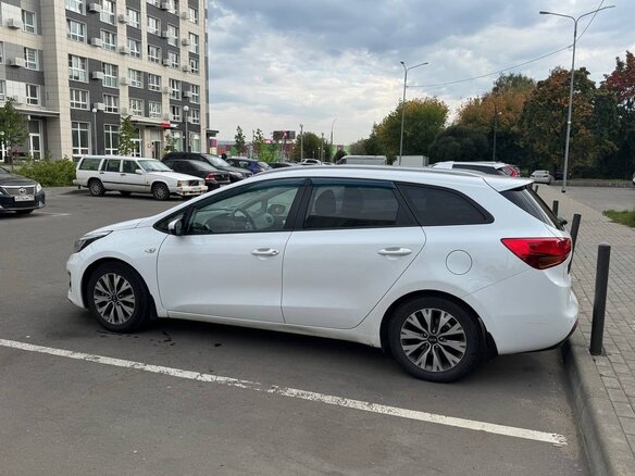 2017 Kia Ceed II Рестайлинг, белый, 1240000 рублей - вид 9