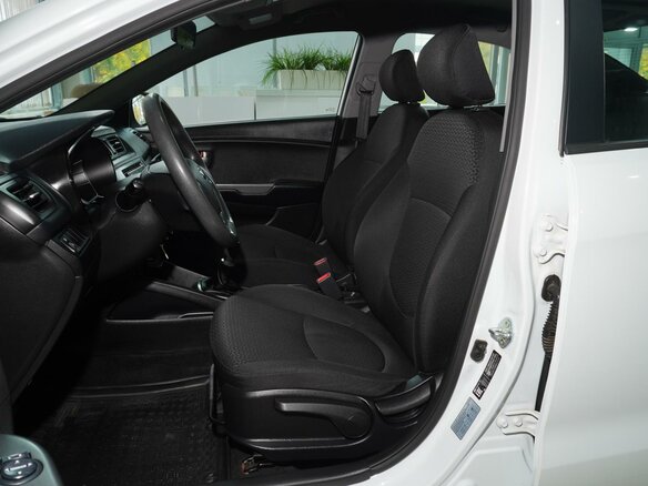 2017 Kia Rio III Рестайлинг, белый, 968000 рублей - вид 9