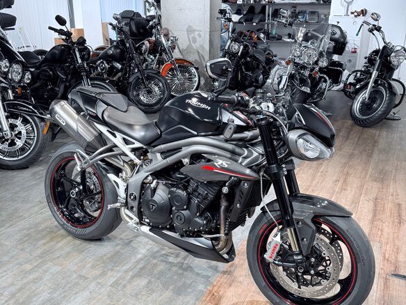 2018 Triumph Speed Triple, чёрный, 999000 рублей - вид 1