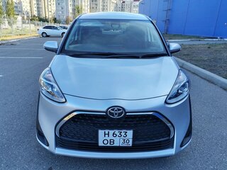 2020 Toyota Sienta II Рестайлинг, серебристый, 1880000 рублей, вид 1