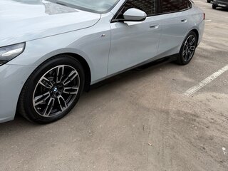 2023 BMW 5 серии 520d xDrive VIII (G60/G61/G68), серый, 6999000 рублей, вид 2