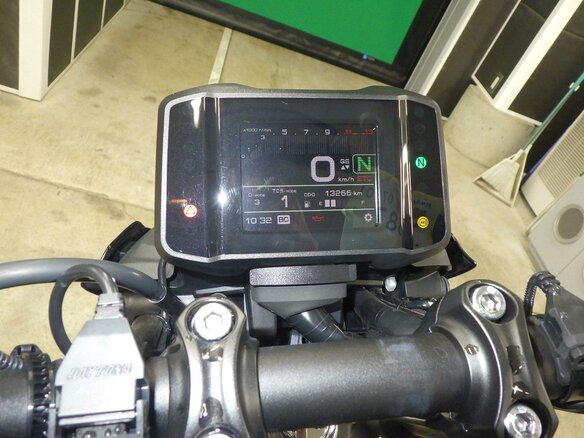 2023 Yamaha MT-09 (FZ-09), серебристый - вид 7