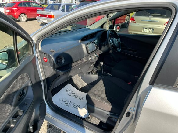 2018 Toyota Vitz III (XP130) Рестайлинг 2, серый - вид 10