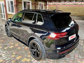 2021 Volkswagen Tiguan II Рестайлинг, чёрный, 4295000 рублей, вид 4