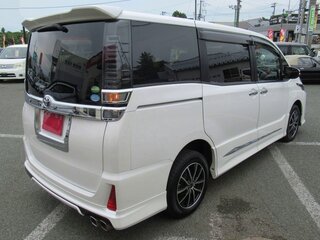 2021 Toyota Voxy III (R80) Рестайлинг, белый, 1820000 рублей, вид 3