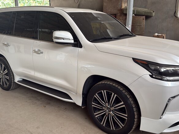 2019 Lexus LX 570 III Рестайлинг 2, белый, 7800000 рублей - вид 4