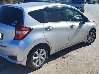 2020 Nissan Note II Рестайлинг, серебристый, 970000 рублей, вид 3