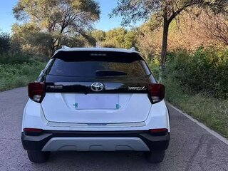 2023 Toyota Yaris L X XP150 Рестайлинг, белый, 1300000 рублей, вид 3